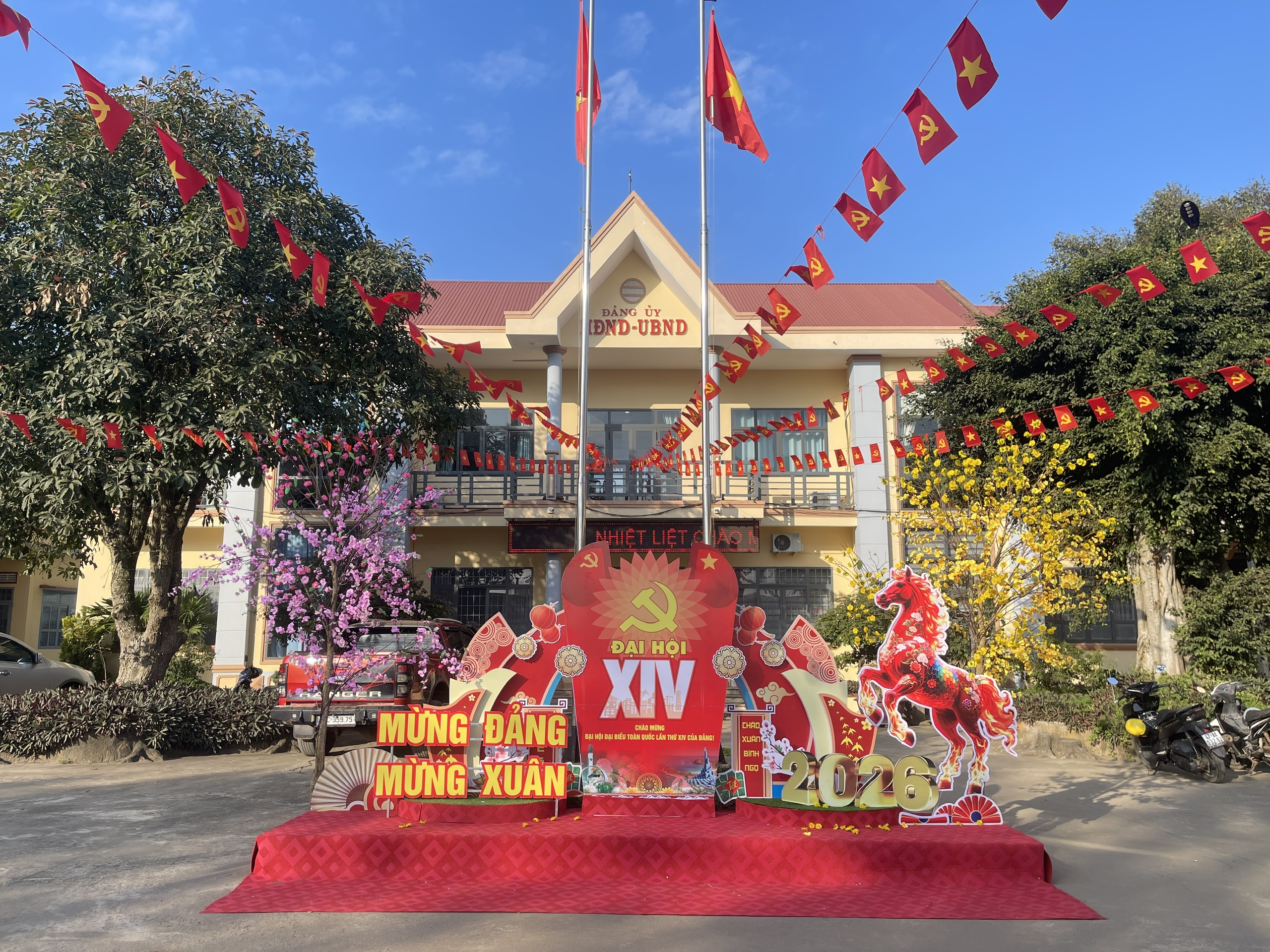 Đảng ủy xã Ea Kly tổ chức sinh hoạt Chính trị và Trao huy hiệu Đảng đợt 07/11/2025